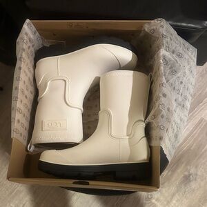 Excellent condition with a few light scuff marks. Worn only a couple times.
